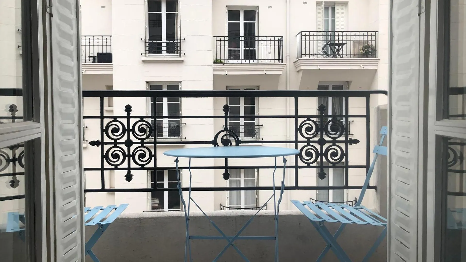 Appartement Avec Balcon Dans Residence Calme Avec Gardien - Paris