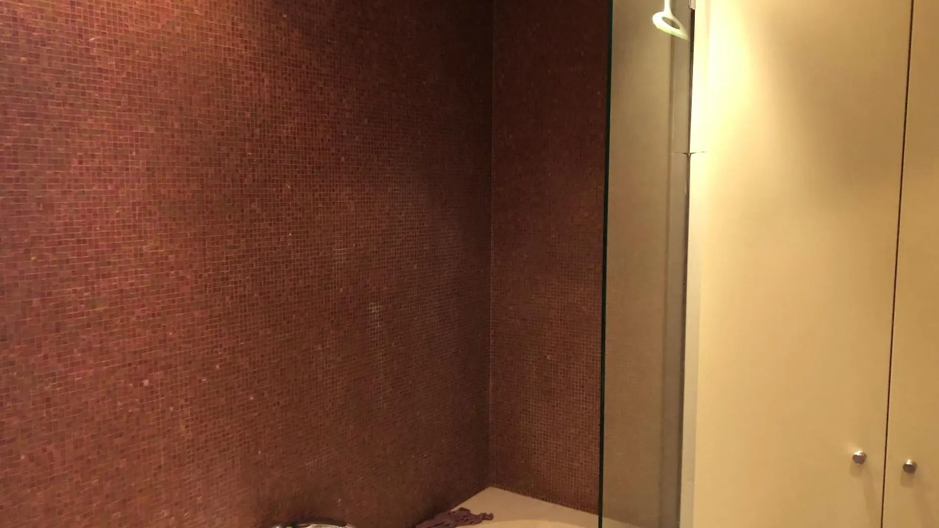 Appartement Avec Balcon Dans Residence Calme Avec Gardien - Paris