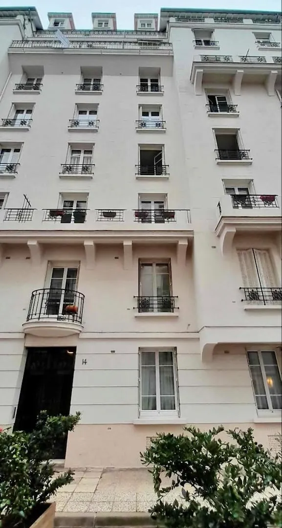 Appartement Avec Balcon Dans Residence Calme Avec Gardien - Paris France
