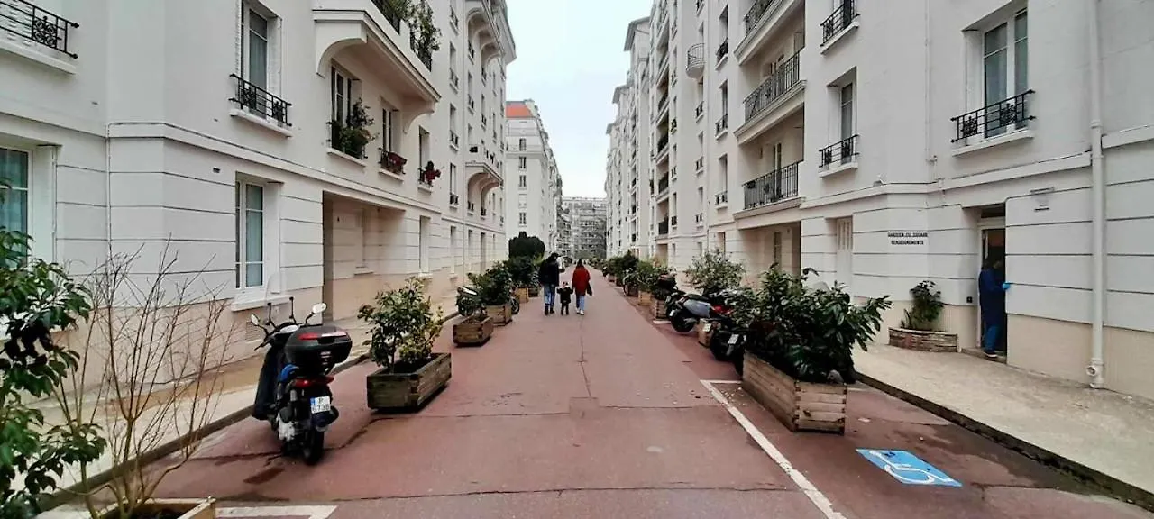 Apartment Appartement Avec Balcon Dans Residence Calme Avec Gardien - Paris